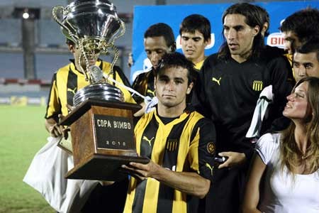 O trof�u da Copa Bimbo, conquista do Pen�rol em 2012