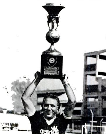 Tecnico Duque ergue o troféu do Olaria AC campeão da Taça de Bronze - Serie C 1981