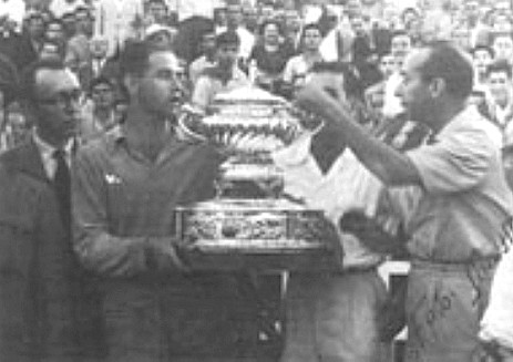 Goleiro Bustos, do Sevilla, com o I Troféu Ramón de Carranza - 1955