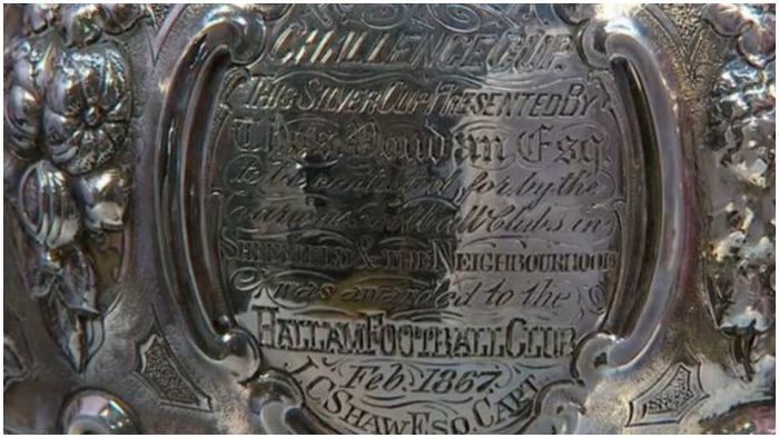 A inscrição no troféu concedido a Hallam