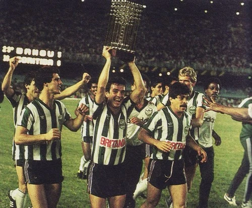 Jogadores comemoram titulo brasileiro de 1985