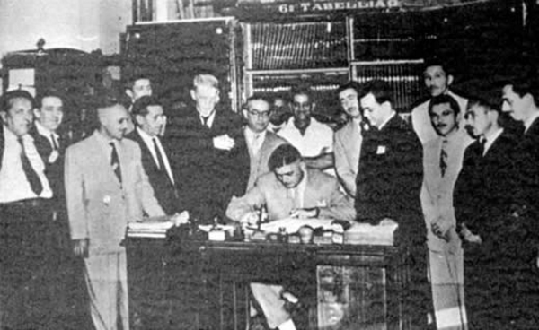 Mansueto Pierotti assinando a escritura do terreno do estádio