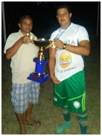 Presidente Tempero com Trofeu