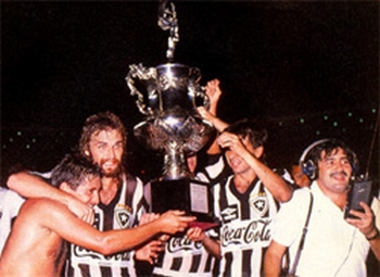 Jogadores com a Taça do Campéonato Carioca