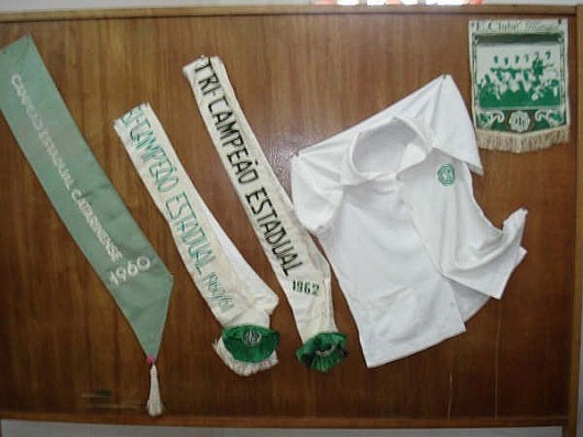 Camisa branca e faixas