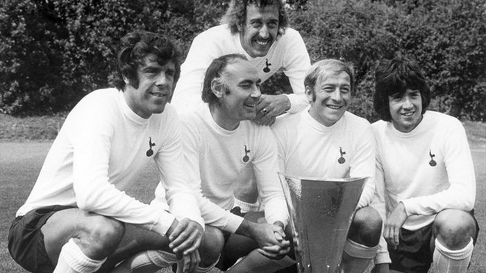 Jogadores do Tottenham levantam a Taça Uefa de 1972