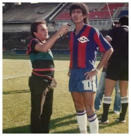 O rep�rter Irineu Oliveira em atividade, entrevistando o meia Flaviano, do Piau�