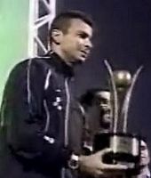 Fernando, capit�o do Vasco recebe Trof�u de campe�o