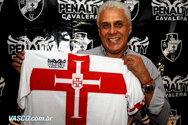Camisa 3 do Vasco, de 2010, nas mãos de Roberto Dinamite